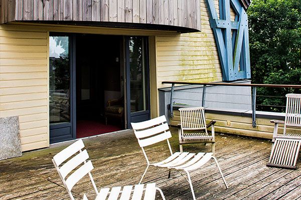 Photo extérieure avec terrasse pour un instant détente entre deux réunions